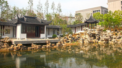 蘇州校友會薛為民一行訪校商洽香雪海園周邊建設(shè)